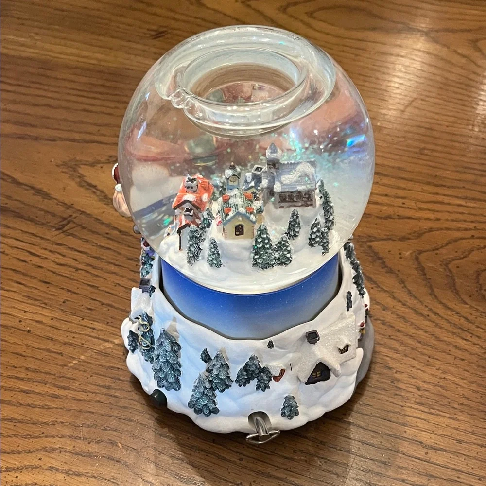 PartyLite Olde World‎ Village musical snow globe